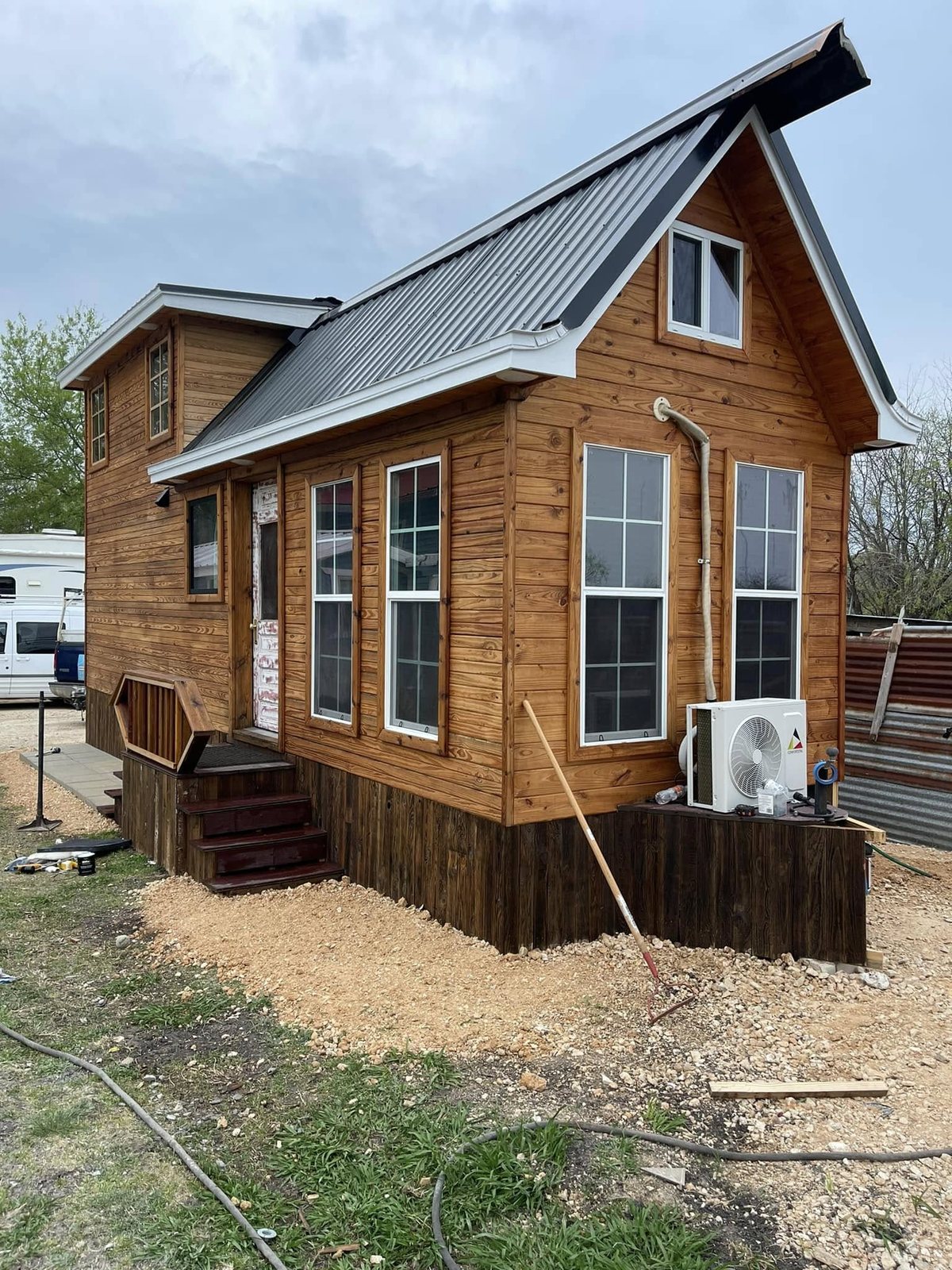 Tiny home terminada con madera teñida y techo metálico
